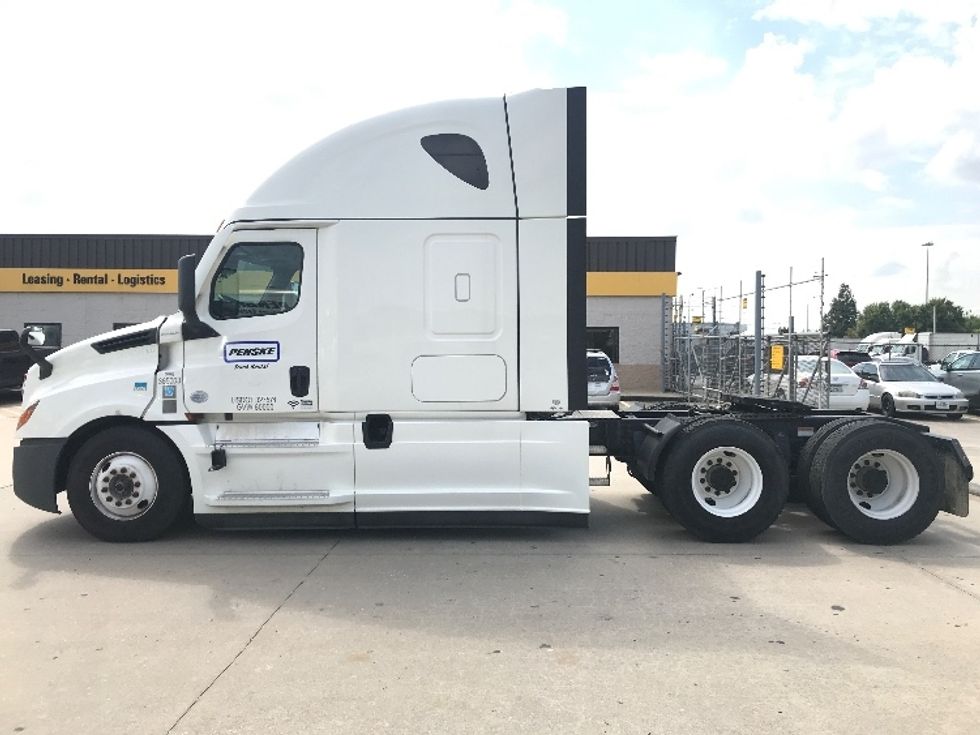 Sleeper Tractor-Heavy Duty Tractors-Freightliner-2022-T12664ST-Houston-TX-233,565\n\t\tmiles-$ 98,500 - Image 4
