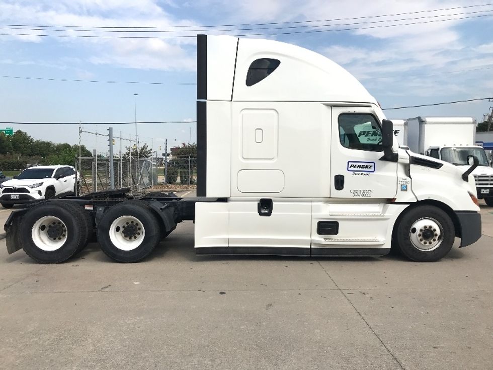 Sleeper Tractor-Heavy Duty Tractors-Freightliner-2022-T12664ST-Houston-TX-233,565\n\t\tmiles-$ 98,500 - Image 8