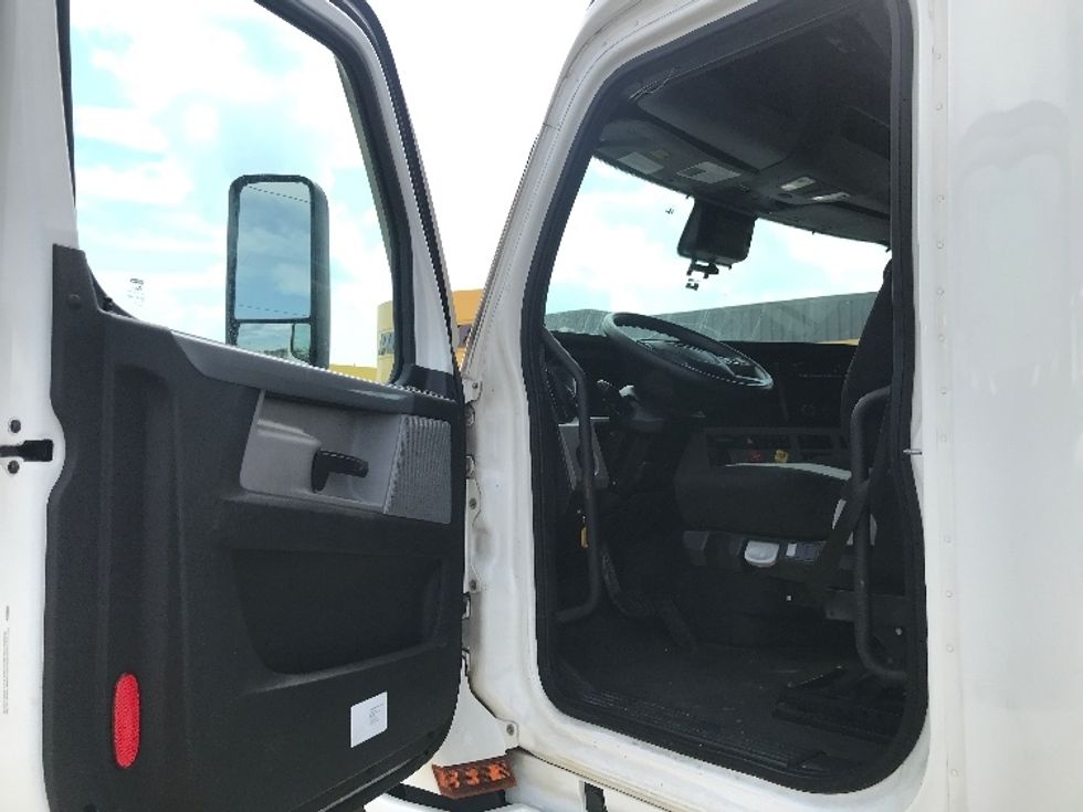 Sleeper Tractor-Heavy Duty Tractors-Freightliner-2022-T12664ST-Houston-TX-233,565\n\t\tmiles-$ 98,500 - Image 9