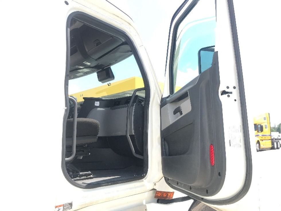 Sleeper Tractor-Heavy Duty Tractors-Freightliner-2022-T12664ST-Houston-TX-270,107\n\t\tmiles-$ 96,500 - Image 13