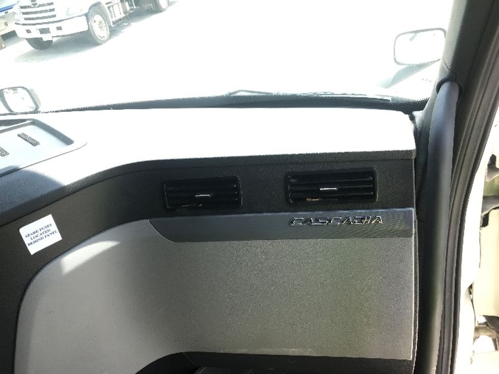 Sleeper Tractor-Heavy Duty Tractors-Freightliner-2022-T12664ST-Houston-TX-270,107\n\t\tmiles-$ 96,500 - Image 14