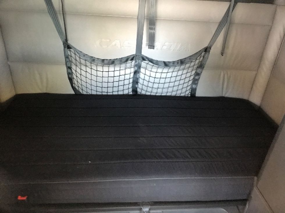 Sleeper Tractor-Heavy Duty Tractors-Freightliner-2022-T12664ST-Houston-TX-270,107\n\t\tmiles-$ 96,500 - Image 16