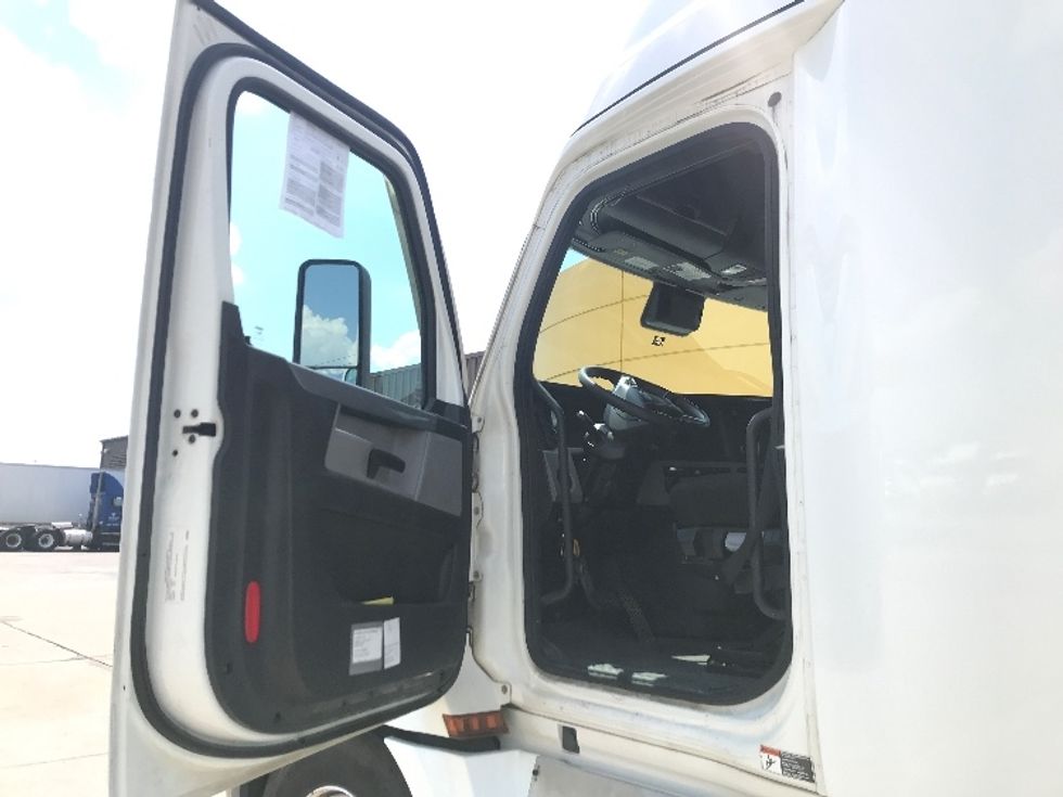 Sleeper Tractor-Heavy Duty Tractors-Freightliner-2022-T12664ST-Houston-TX-270,107\n\t\tmiles-$ 96,500 - Image 9