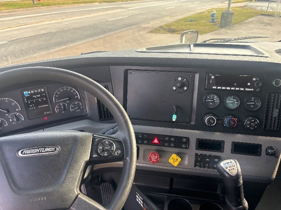 Sleeper Tractor-Heavy Duty Tractors-Freightliner-2022-T12664ST-Houston-TX-279,237\n\t\tmiles-$ 87,000 - Image 11