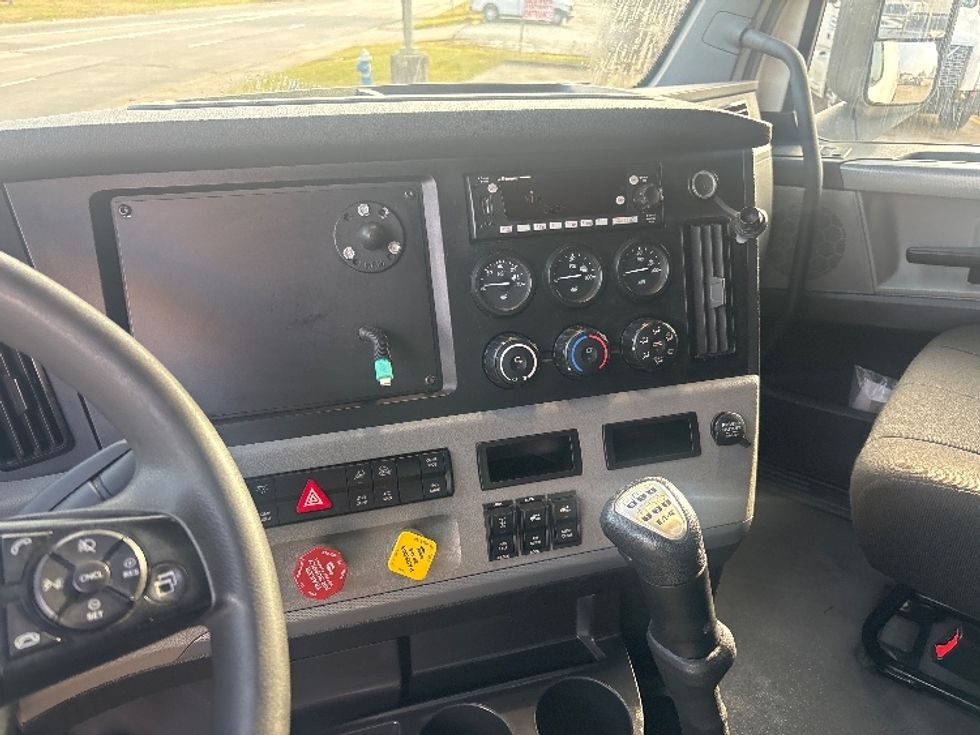 Sleeper Tractor-Heavy Duty Tractors-Freightliner-2022-T12664ST-Houston-TX-279,237\n\t\tmiles-$ 87,000 - Image 12