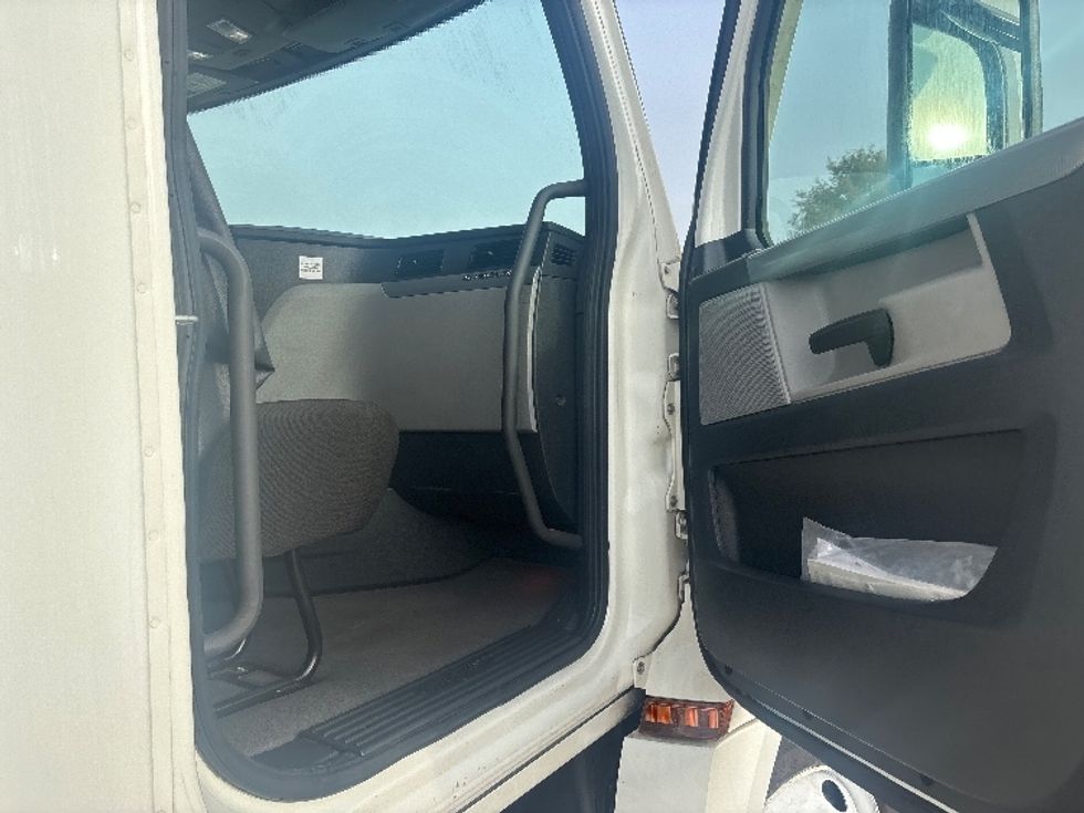 Sleeper Tractor-Heavy Duty Tractors-Freightliner-2022-T12664ST-Houston-TX-279,237\n\t\tmiles-$ 87,000 - Image 13