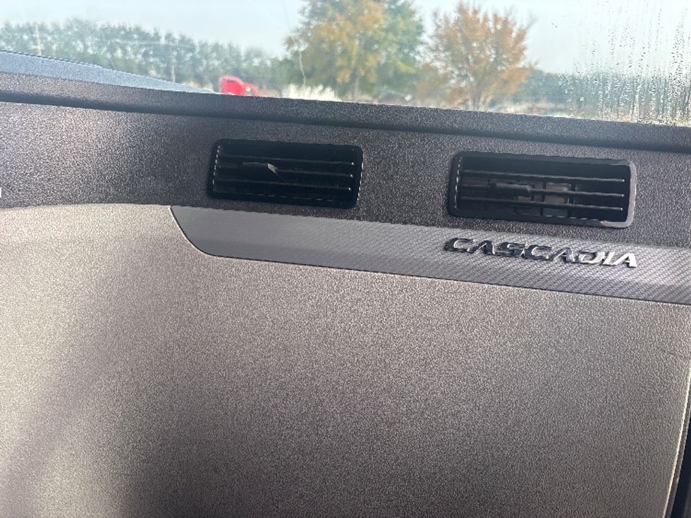 Sleeper Tractor-Heavy Duty Tractors-Freightliner-2022-T12664ST-Houston-TX-279,237\n\t\tmiles-$ 87,000 - Image 14