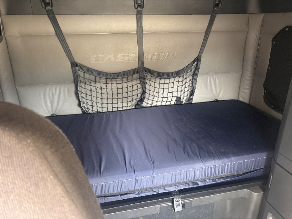 Sleeper Tractor-Heavy Duty Tractors-Freightliner-2022-T12664ST-Houston-TX-279,237\n\t\tmiles-$ 87,000 - Image 16