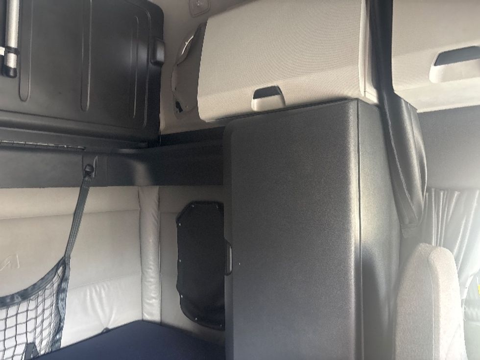 Sleeper Tractor-Heavy Duty Tractors-Freightliner-2022-T12664ST-Houston-TX-279,237\n\t\tmiles-$ 87,000 - Image 18