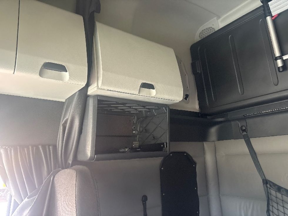 Sleeper Tractor-Heavy Duty Tractors-Freightliner-2022-T12664ST-Houston-TX-279,237\n\t\tmiles-$ 87,000 - Image 19