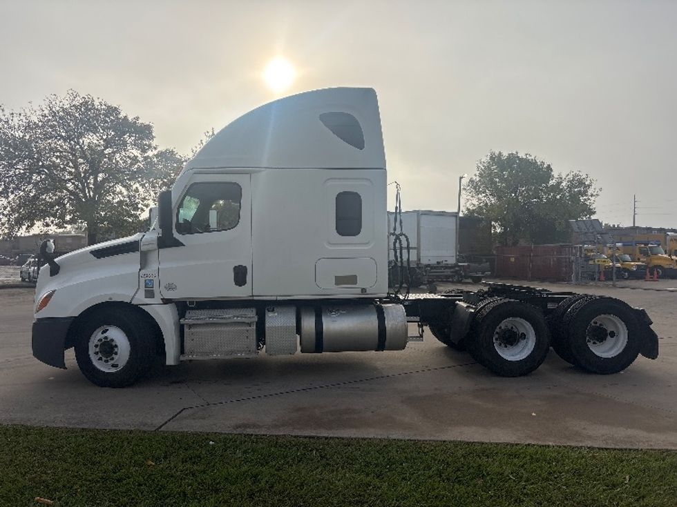 Sleeper Tractor-Heavy Duty Tractors-Freightliner-2022-T12664ST-Houston-TX-279,237\n\t\tmiles-$ 87,000 - Image 4