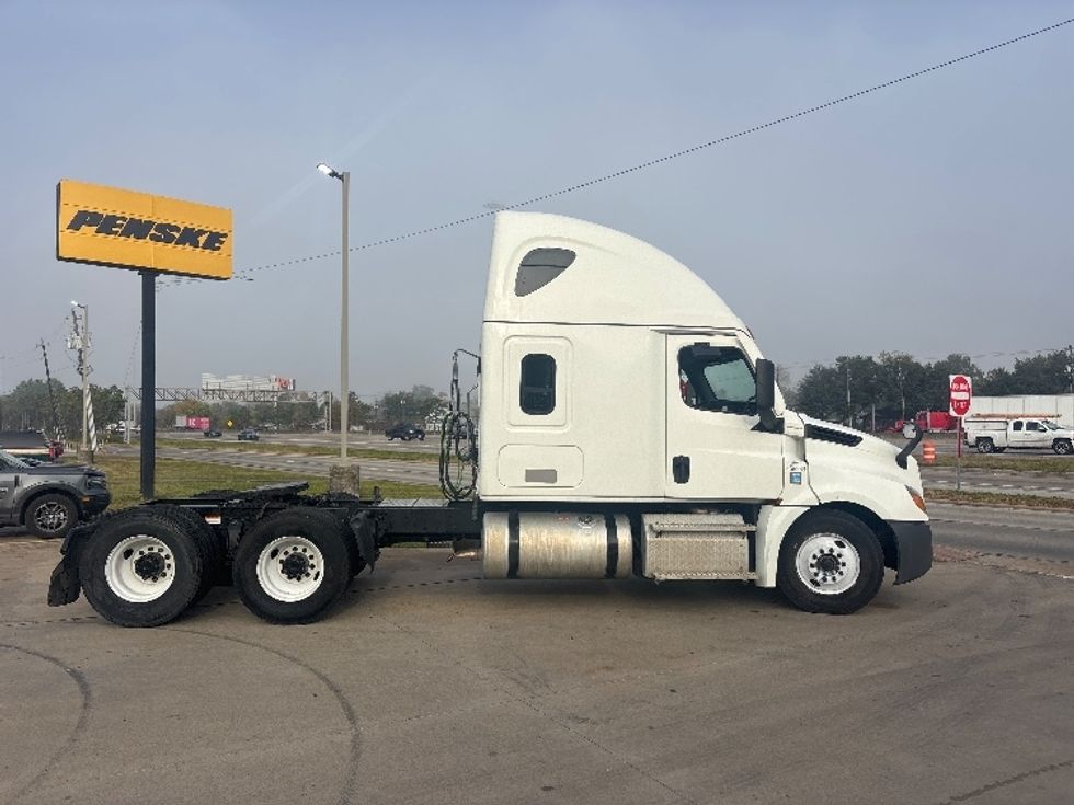 Sleeper Tractor-Heavy Duty Tractors-Freightliner-2022-T12664ST-Houston-TX-279,237\n\t\tmiles-$ 87,000 - Image 8