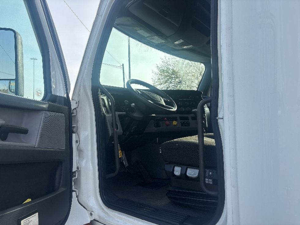 Sleeper Tractor-Heavy Duty Tractors-Freightliner-2022-T12664ST-Houston-TX-279,237\n\t\tmiles-$ 87,000 - Image 9