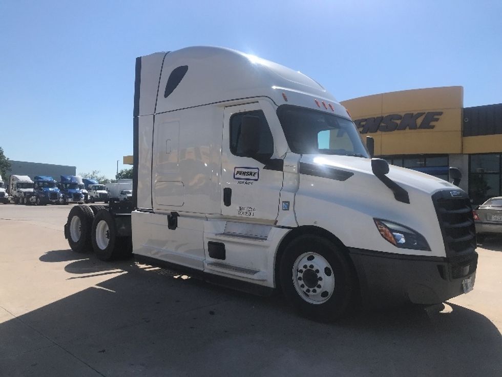 Sleeper Tractor-Heavy Duty Tractors-Freightliner-2022-T12664ST-Houston-TX-297,779\n\t\tmiles-$ 93,250 - Image 1