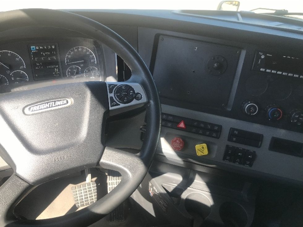 Sleeper Tractor-Heavy Duty Tractors-Freightliner-2022-T12664ST-Houston-TX-297,779\n\t\tmiles-$ 93,250 - Image 11