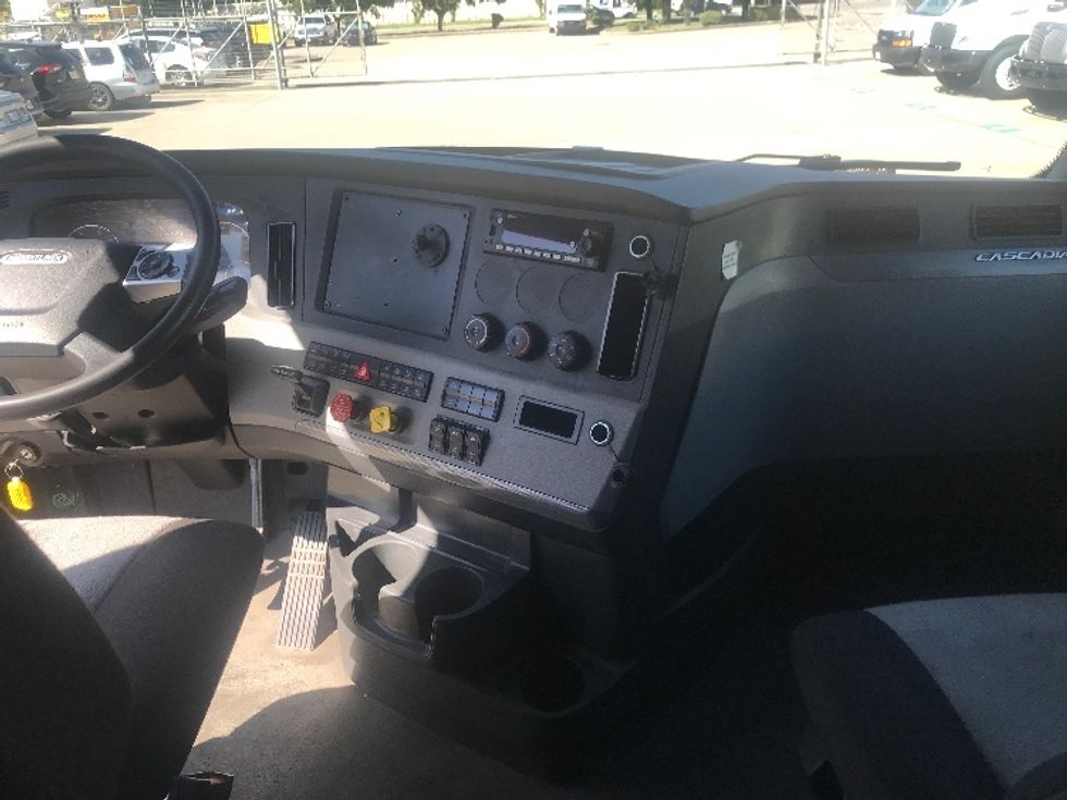 Sleeper Tractor-Heavy Duty Tractors-Freightliner-2022-T12664ST-Houston-TX-297,779\n\t\tmiles-$ 93,250 - Image 12