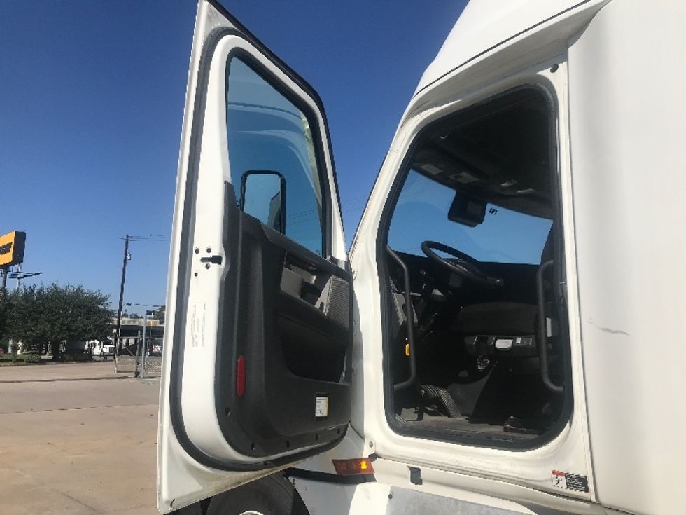 Sleeper Tractor-Heavy Duty Tractors-Freightliner-2022-T12664ST-Houston-TX-297,779\n\t\tmiles-$ 93,250 - Image 9