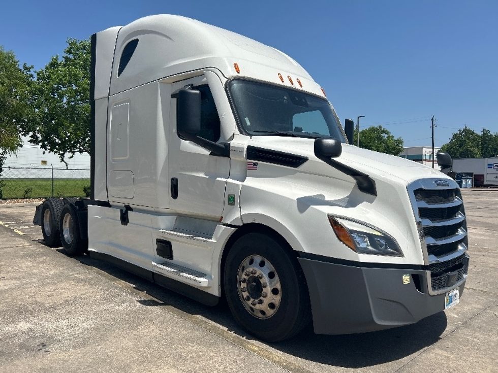 Sleeper Tractor-Heavy Duty Tractors-Freightliner-2022-T12664ST-Houston-TX-337,755\n\t\tmiles-$ 95,750 - Image 1