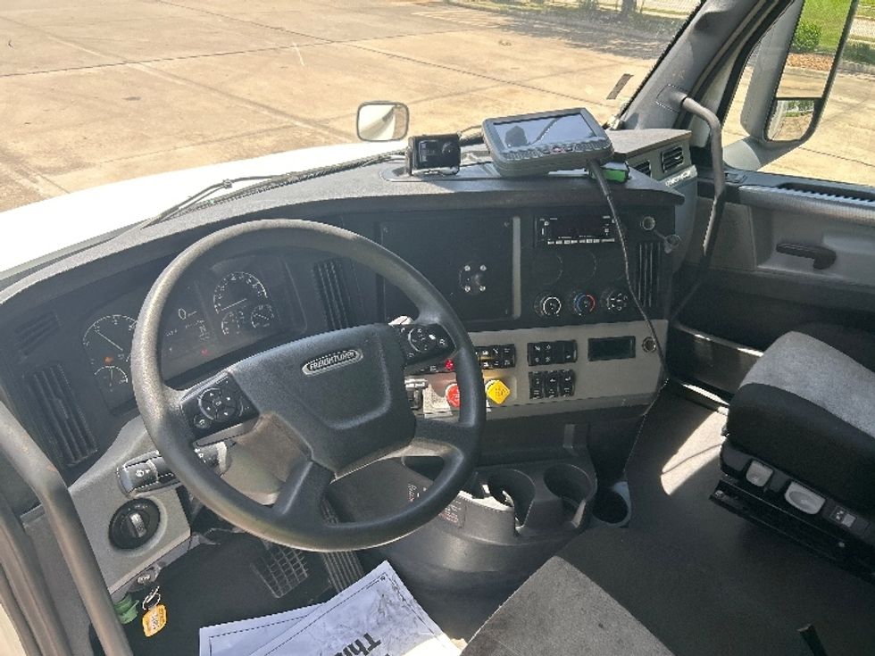 Sleeper Tractor-Heavy Duty Tractors-Freightliner-2022-T12664ST-Houston-TX-337,755\n\t\tmiles-$ 95,750 - Image 10
