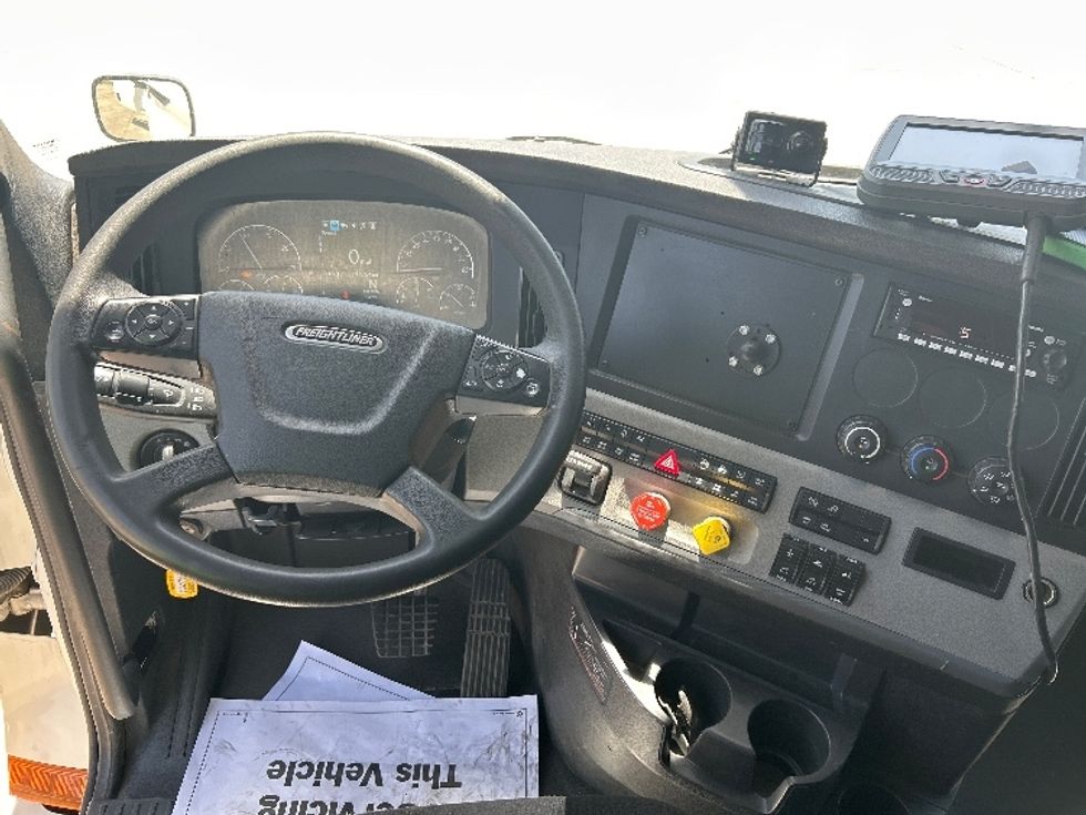 Sleeper Tractor-Heavy Duty Tractors-Freightliner-2022-T12664ST-Houston-TX-337,755\n\t\tmiles-$ 95,750 - Image 11