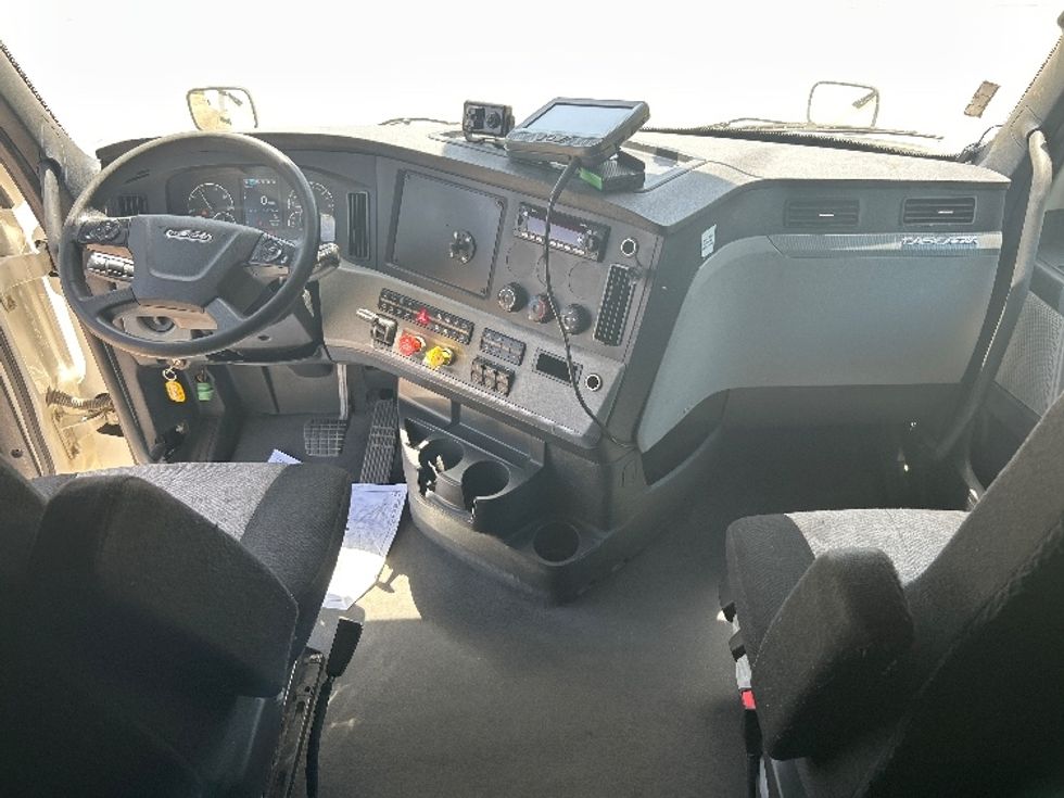 Sleeper Tractor-Heavy Duty Tractors-Freightliner-2022-T12664ST-Houston-TX-337,755\n\t\tmiles-$ 95,750 - Image 12