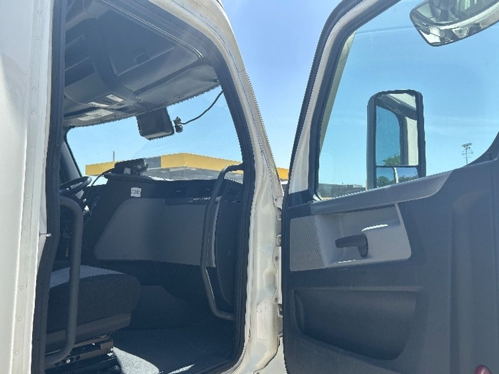 Sleeper Tractor-Heavy Duty Tractors-Freightliner-2022-T12664ST-Houston-TX-337,755\n\t\tmiles-$ 95,750 - Image 13