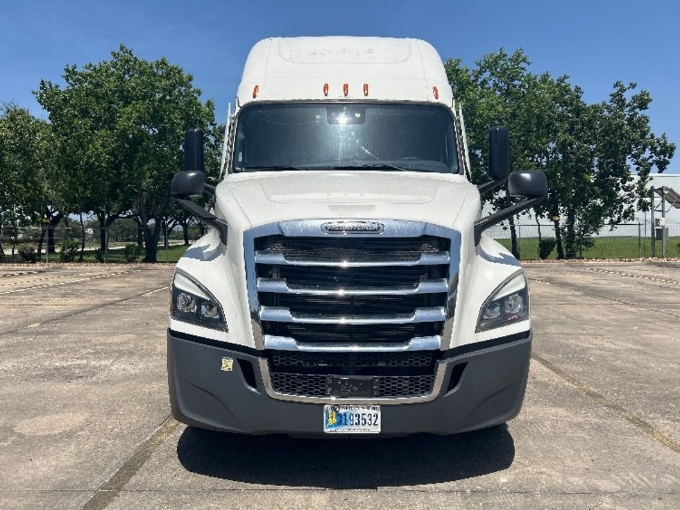 Sleeper Tractor-Heavy Duty Tractors-Freightliner-2022-T12664ST-Houston-TX-337,755\n\t\tmiles-$ 95,750 - Image 2