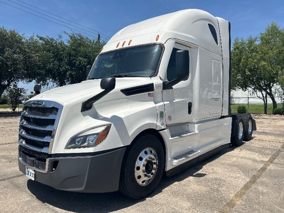 Sleeper Tractor-Heavy Duty Tractors-Freightliner-2022-T12664ST-Houston-TX-337,755\n\t\tmiles-$ 95,750 - Image 3