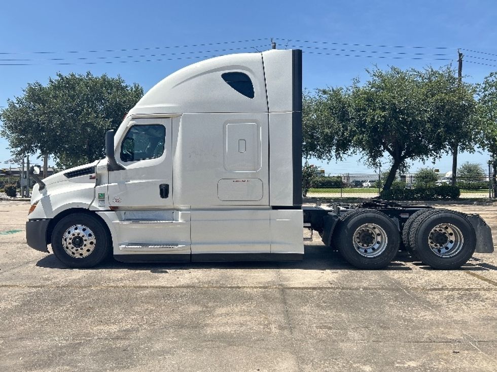 Sleeper Tractor-Heavy Duty Tractors-Freightliner-2022-T12664ST-Houston-TX-337,755\n\t\tmiles-$ 95,750 - Image 4