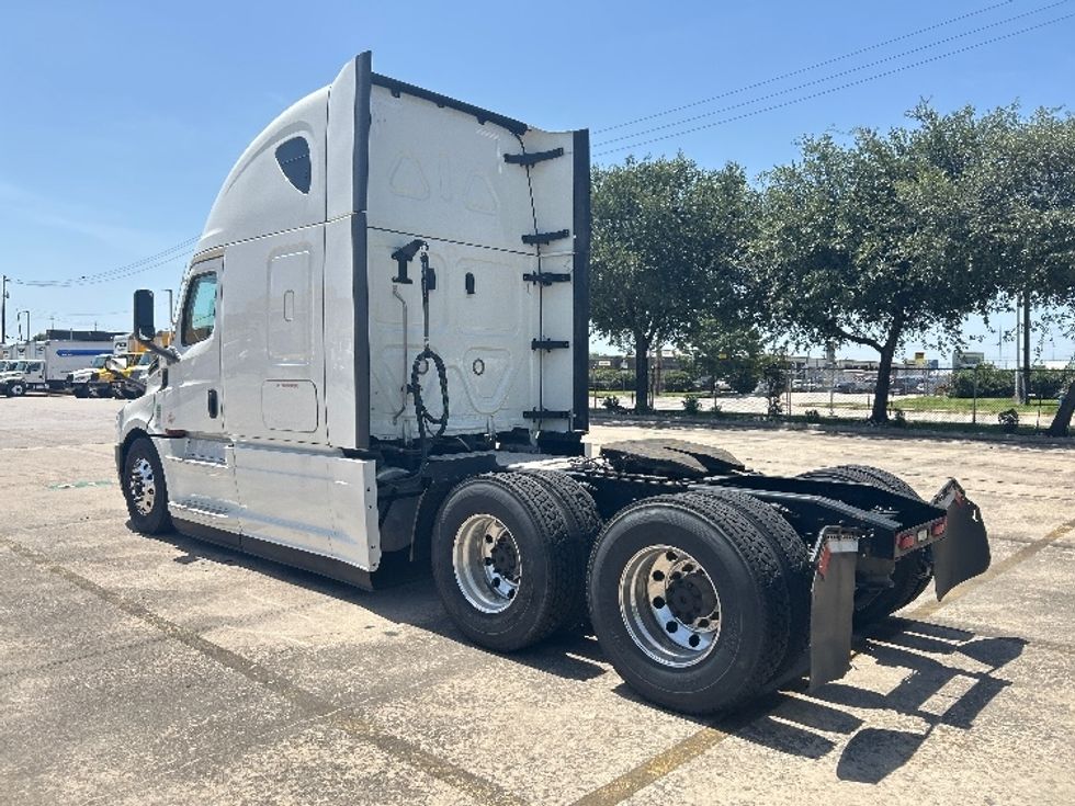 Sleeper Tractor-Heavy Duty Tractors-Freightliner-2022-T12664ST-Houston-TX-337,755\n\t\tmiles-$ 95,750 - Image 5
