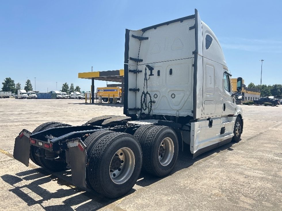 Sleeper Tractor-Heavy Duty Tractors-Freightliner-2022-T12664ST-Houston-TX-337,755\n\t\tmiles-$ 95,750 - Image 7