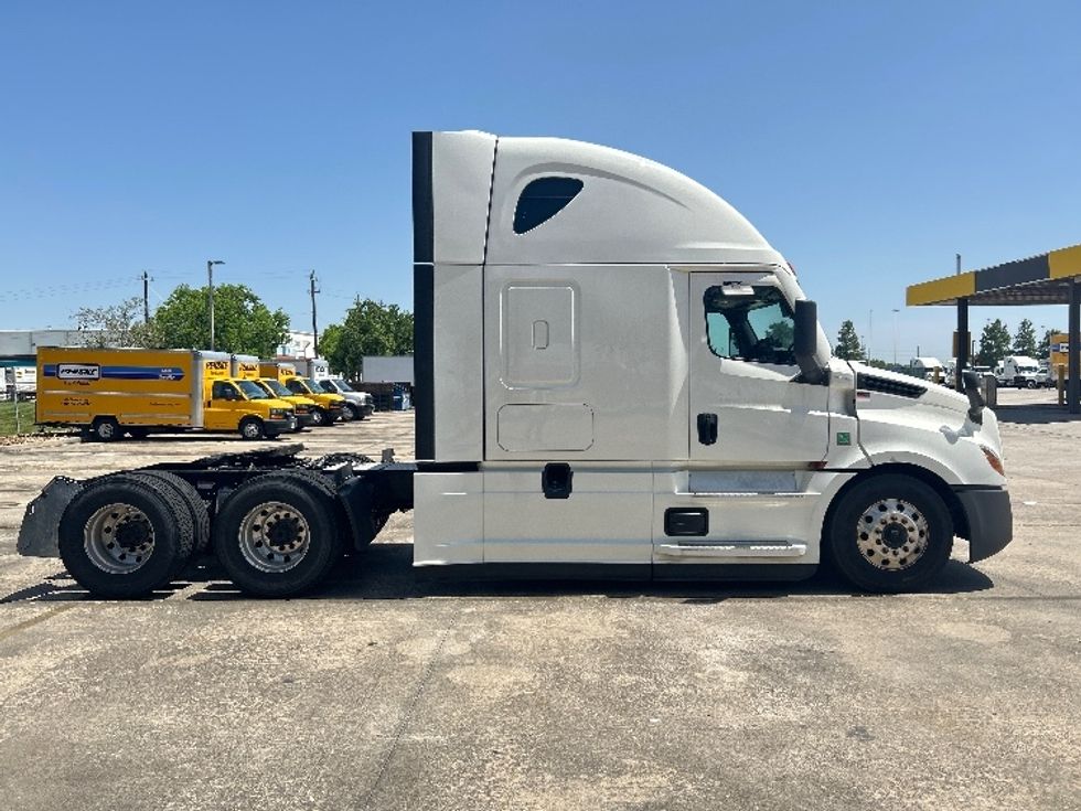 Sleeper Tractor-Heavy Duty Tractors-Freightliner-2022-T12664ST-Houston-TX-337,755\n\t\tmiles-$ 95,750 - Image 8