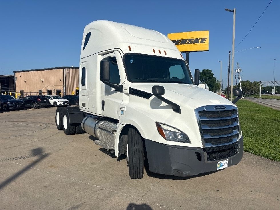 Sleeper Tractor-Heavy Duty Tractors-Freightliner-2022-T12664ST-Houston-TX-358,518\n\t\tmiles-$ 82,000 - Image 1
