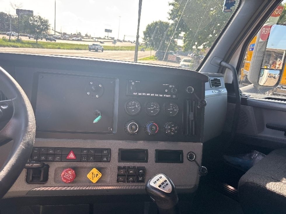 Sleeper Tractor-Heavy Duty Tractors-Freightliner-2022-T12664ST-Houston-TX-358,518\n\t\tmiles-$ 82,000 - Image 12