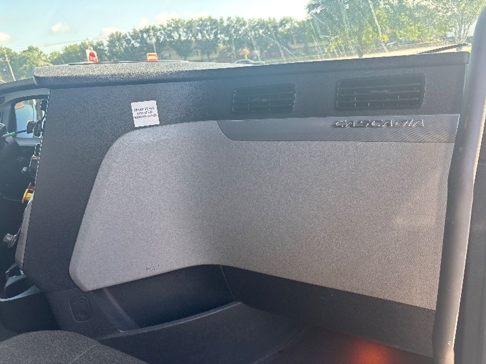 Sleeper Tractor-Heavy Duty Tractors-Freightliner-2022-T12664ST-Houston-TX-358,518\n\t\tmiles-$ 82,000 - Image 14