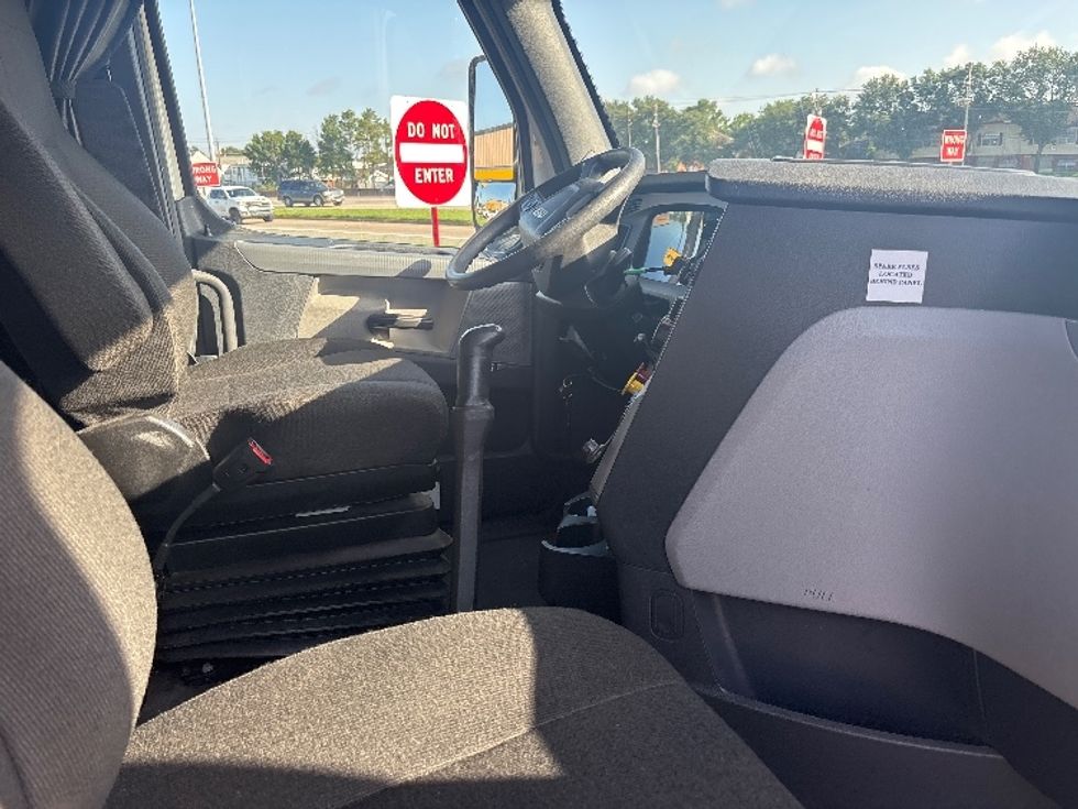 Sleeper Tractor-Heavy Duty Tractors-Freightliner-2022-T12664ST-Houston-TX-358,518\n\t\tmiles-$ 82,000 - Image 15