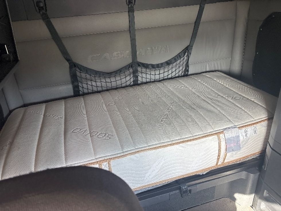 Sleeper Tractor-Heavy Duty Tractors-Freightliner-2022-T12664ST-Houston-TX-358,518\n\t\tmiles-$ 82,000 - Image 16