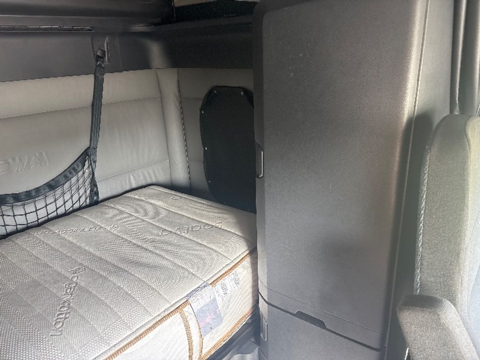 Sleeper Tractor-Heavy Duty Tractors-Freightliner-2022-T12664ST-Houston-TX-358,518\n\t\tmiles-$ 82,000 - Image 17