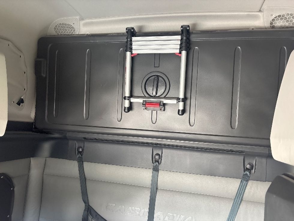 Sleeper Tractor-Heavy Duty Tractors-Freightliner-2022-T12664ST-Houston-TX-358,518\n\t\tmiles-$ 82,000 - Image 19