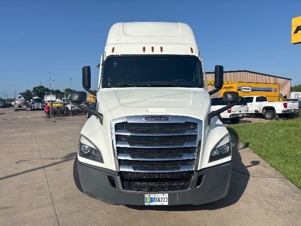 Sleeper Tractor-Heavy Duty Tractors-Freightliner-2022-T12664ST-Houston-TX-358,518\n\t\tmiles-$ 82,000 - Image 2