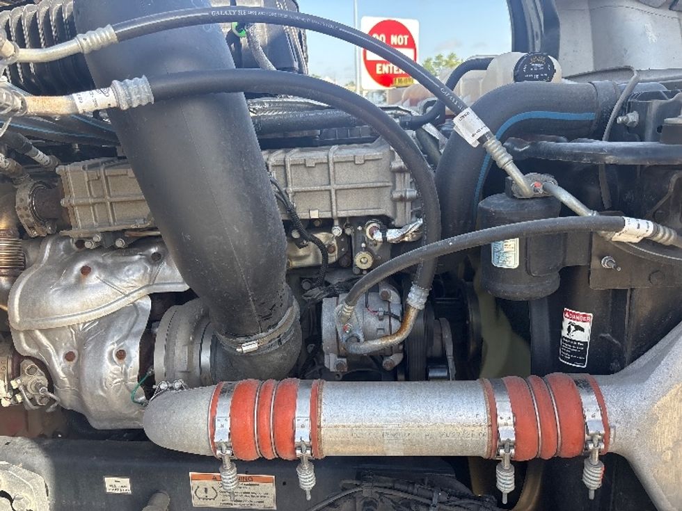 Sleeper Tractor-Heavy Duty Tractors-Freightliner-2022-T12664ST-Houston-TX-358,518\n\t\tmiles-$ 82,000 - Image 21