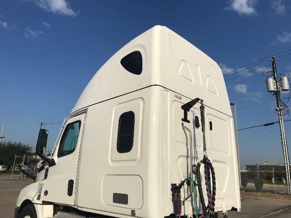 Sleeper Tractor-Heavy Duty Tractors-Freightliner-2022-T12664ST-Houston-TX-358,518\n\t\tmiles-$ 82,000 - Image 22