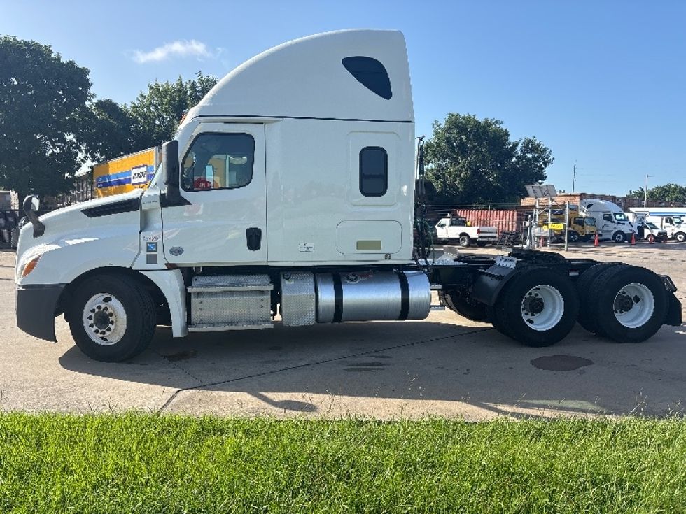 Sleeper Tractor-Heavy Duty Tractors-Freightliner-2022-T12664ST-Houston-TX-358,518\n\t\tmiles-$ 82,000 - Image 4