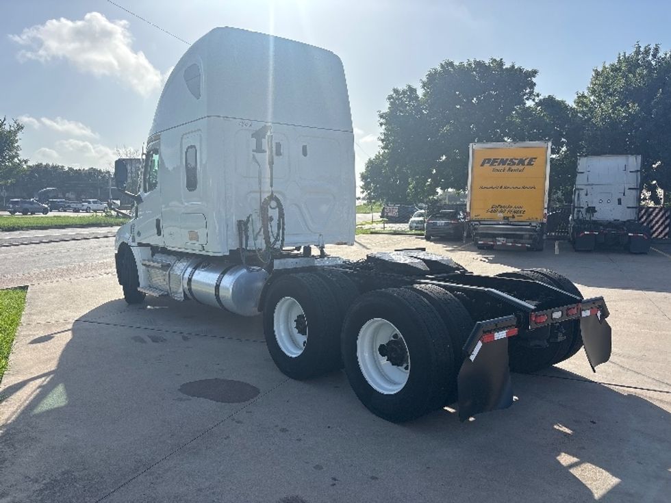 Sleeper Tractor-Heavy Duty Tractors-Freightliner-2022-T12664ST-Houston-TX-358,518\n\t\tmiles-$ 82,000 - Image 5