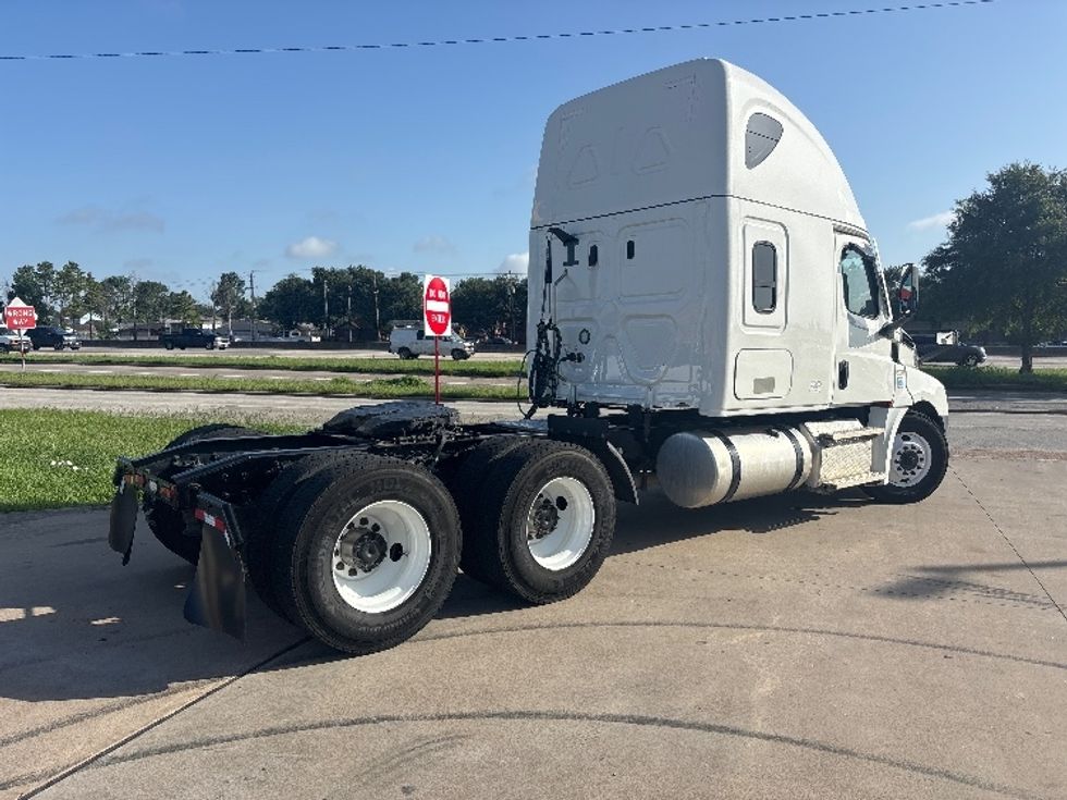 Sleeper Tractor-Heavy Duty Tractors-Freightliner-2022-T12664ST-Houston-TX-358,518\n\t\tmiles-$ 82,000 - Image 7