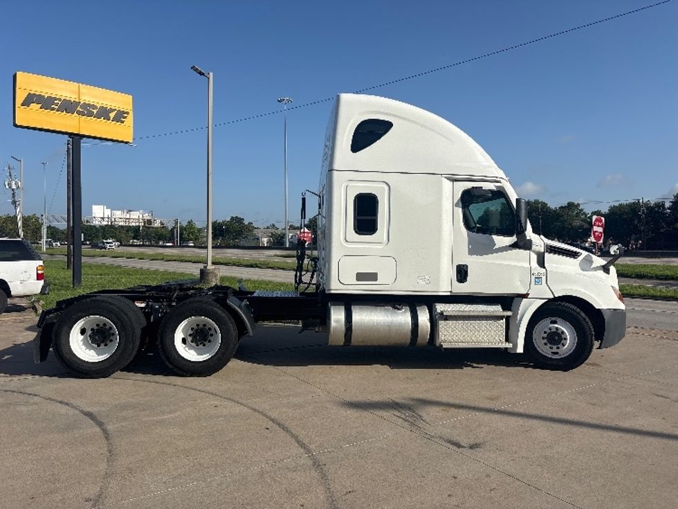 Sleeper Tractor-Heavy Duty Tractors-Freightliner-2022-T12664ST-Houston-TX-358,518\n\t\tmiles-$ 82,000 - Image 8