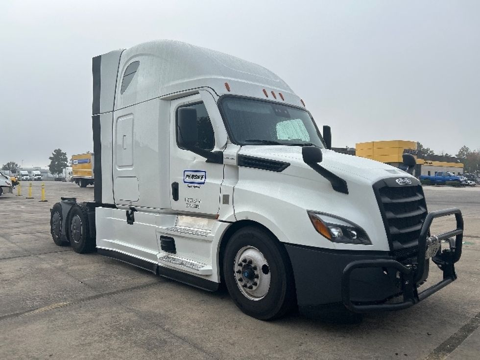 Sleeper Tractor-Heavy Duty Tractors-Freightliner-2022-T12664ST-Houston-TX-380,632\n\t\tmiles-$ 84,250 - Image 1