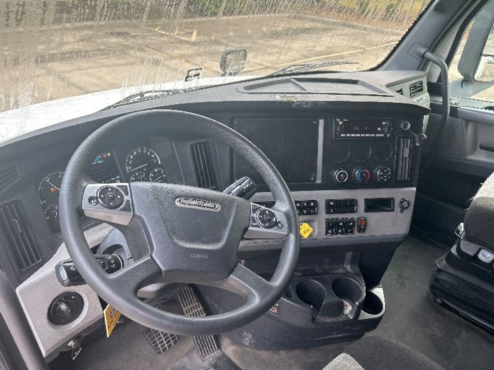 Sleeper Tractor-Heavy Duty Tractors-Freightliner-2022-T12664ST-Houston-TX-380,632\n\t\tmiles-$ 84,250 - Image 10