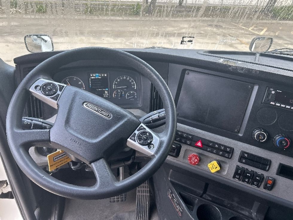 Sleeper Tractor-Heavy Duty Tractors-Freightliner-2022-T12664ST-Houston-TX-380,632\n\t\tmiles-$ 84,250 - Image 11