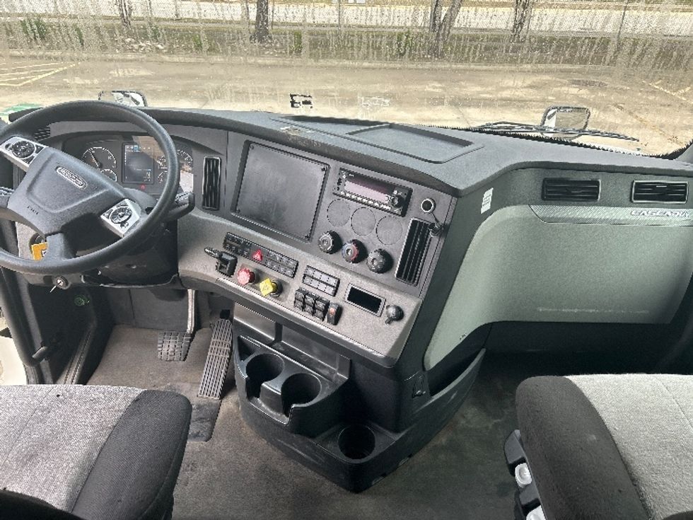 Sleeper Tractor-Heavy Duty Tractors-Freightliner-2022-T12664ST-Houston-TX-380,632\n\t\tmiles-$ 84,250 - Image 12